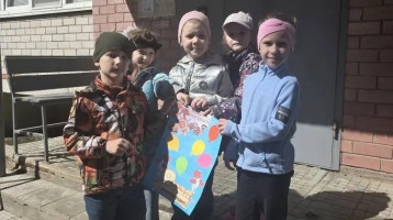 Поздравили жителей микрорайона с Днем Победы.